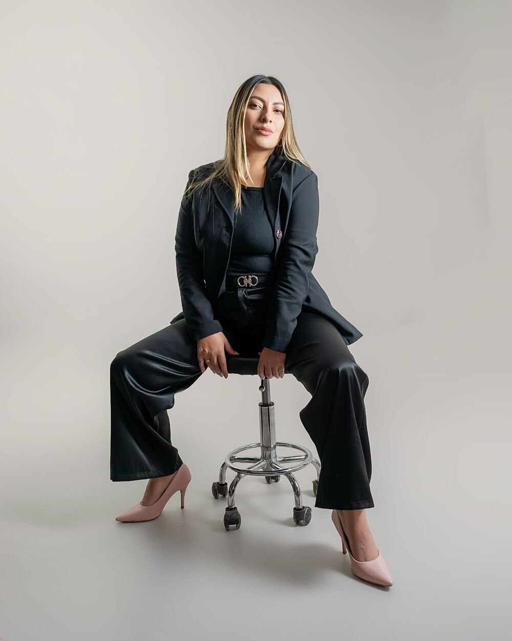 Carolina Martínez sentada en el estudio