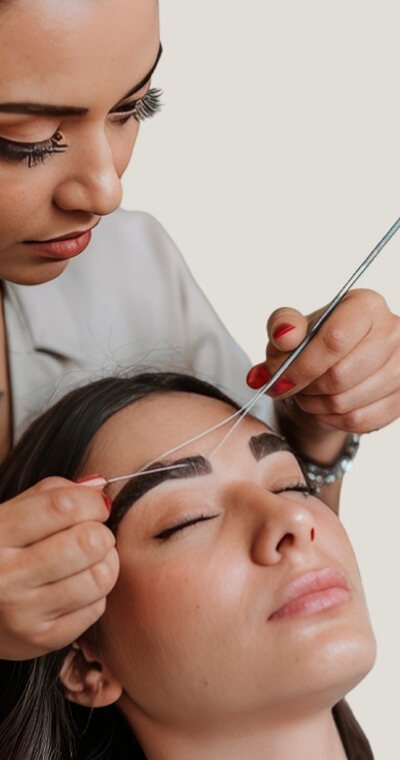 Diseño de cejas con hilo durante el curso integral