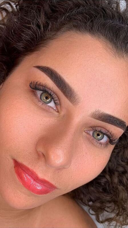Mujer con cejas definidas y labios rosados