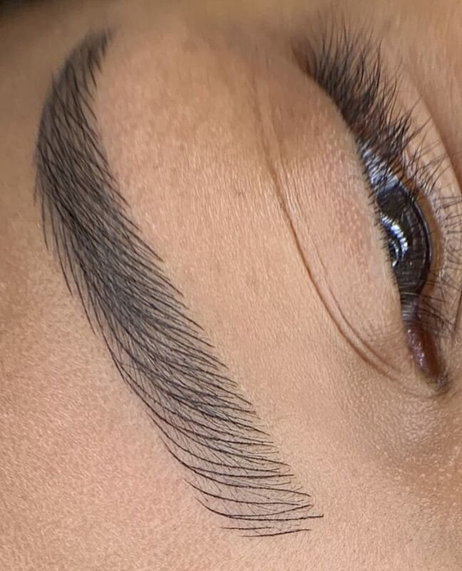 Cejas micropigmentadas pelo a pelo