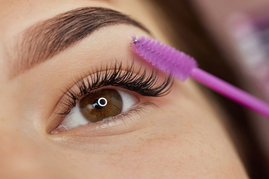Pestañas con extensiones y cepillo